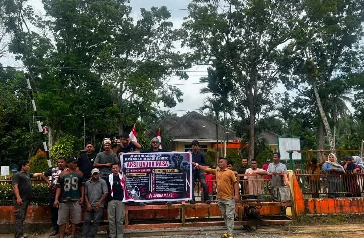 AMMBER Geruduk Kantor PTPN IV Kebun Berangir Labura