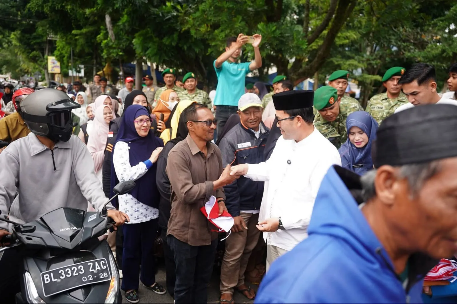 Antusias Sambut HUT ke-81 RI, Pemkab Aceh Tengah Bagikan Ribuan Bendera Merah Putih