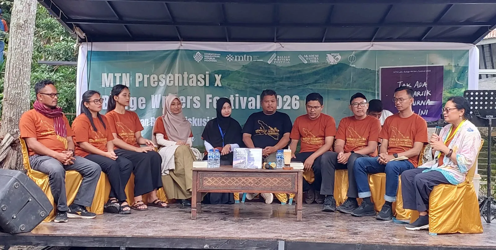9 Penulis Baru Luncurkan Antologi Cerpen "Tak Ada Na Niarsik Sempurna Hari Ini" di Balige Writers Festival 2026