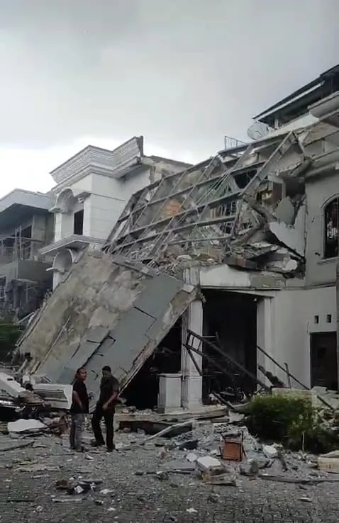 Terdengar Suara Ledakan Rumah Mewah Di Grand Polonia Ambruk Saat Renovasi