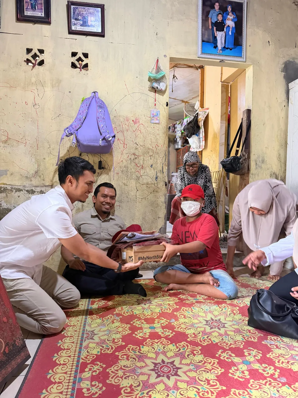 Yayasan Sumut Bergiat Serahkan Bantuan Kepada Korban Kekerasan Seksual Anak Di Tanjung Balai