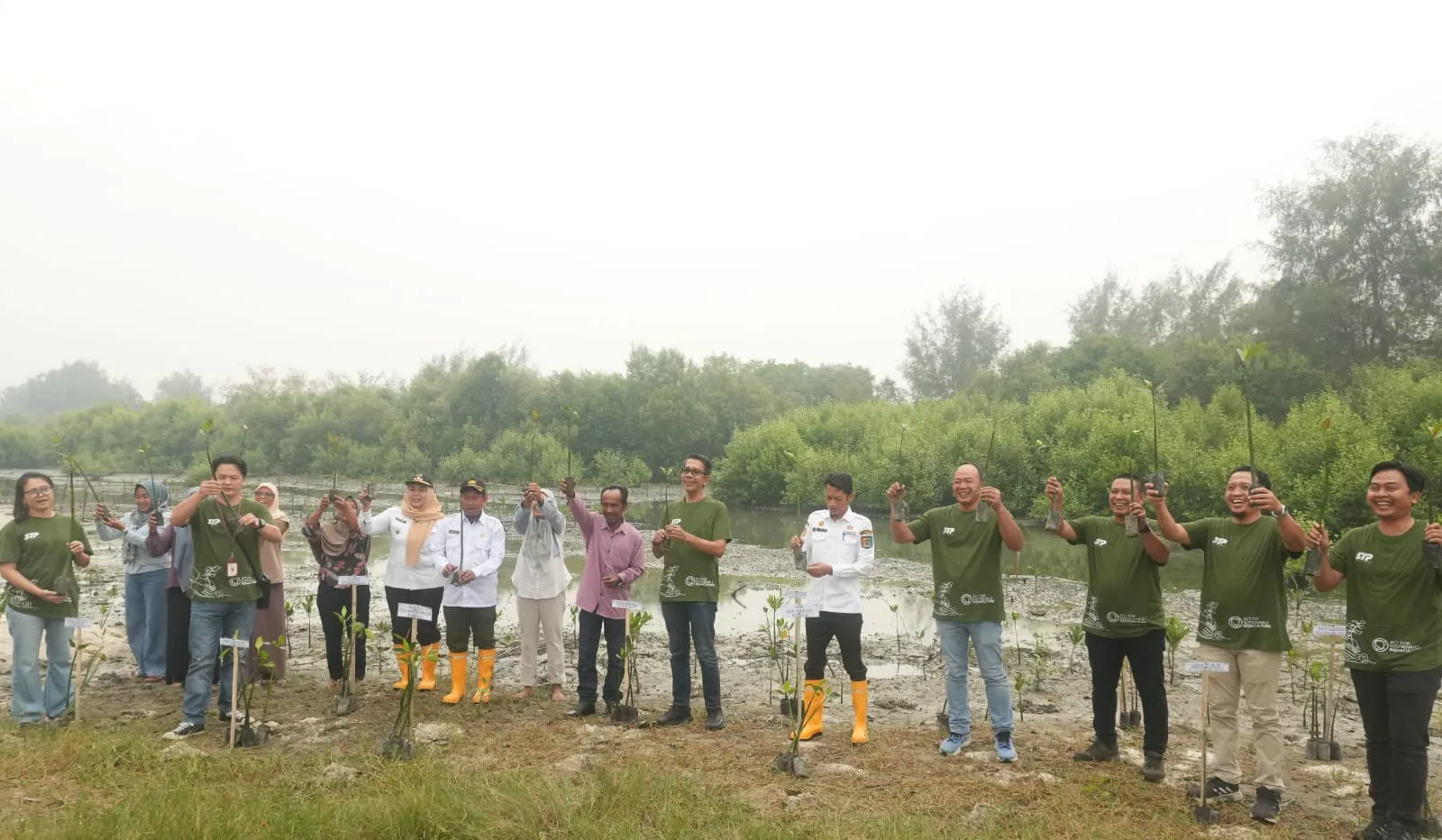 Dukung Bebas Deforestasi, STP dan IJA Aquafeed Penanaman 2.000 Bibit Mangrove di Serdang Bedagai
