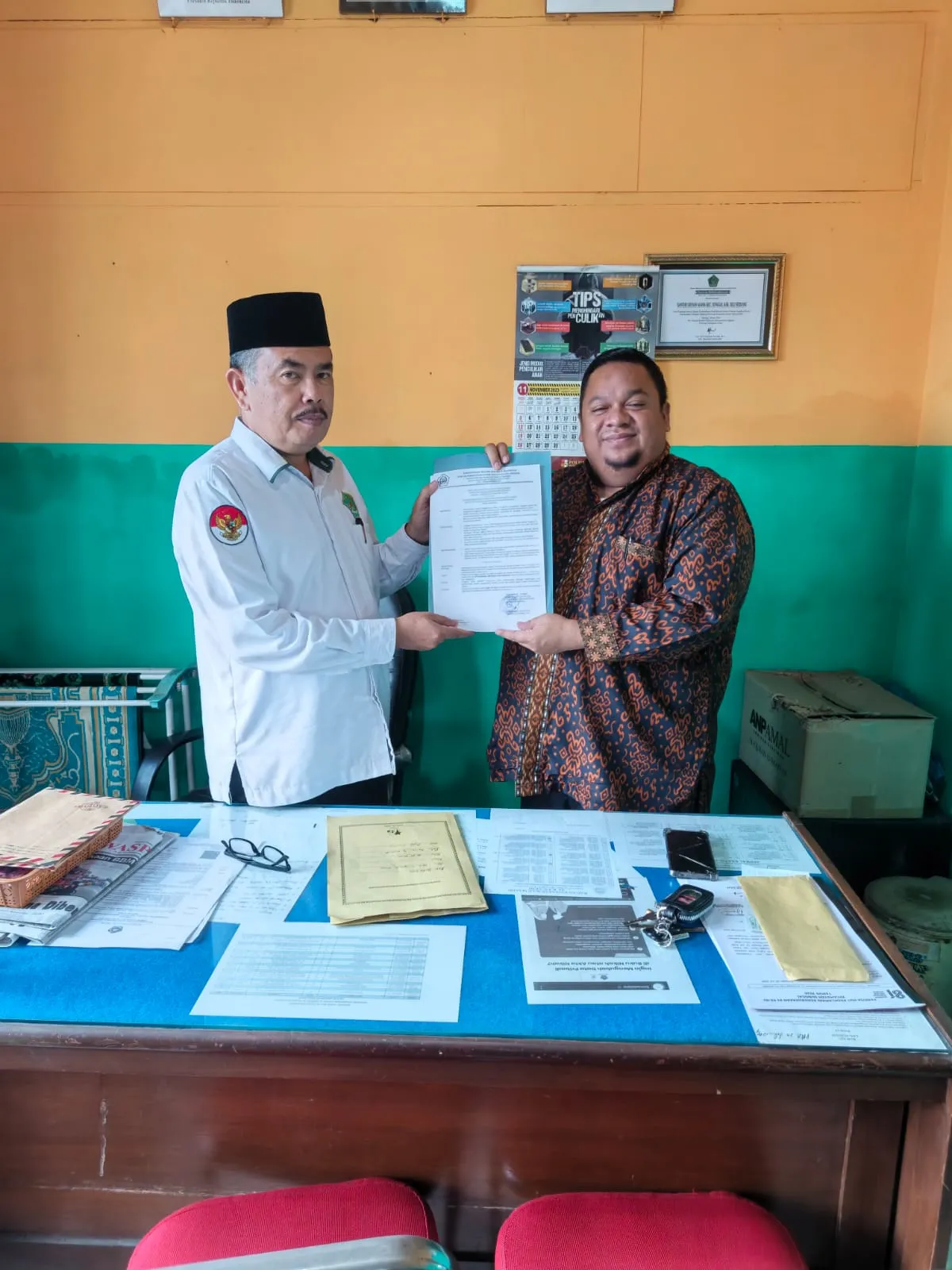 Kepala KUA Sunggal Serahkan SK Kepengurusan BKM Masjid Al-Ikhlas Medan Krio