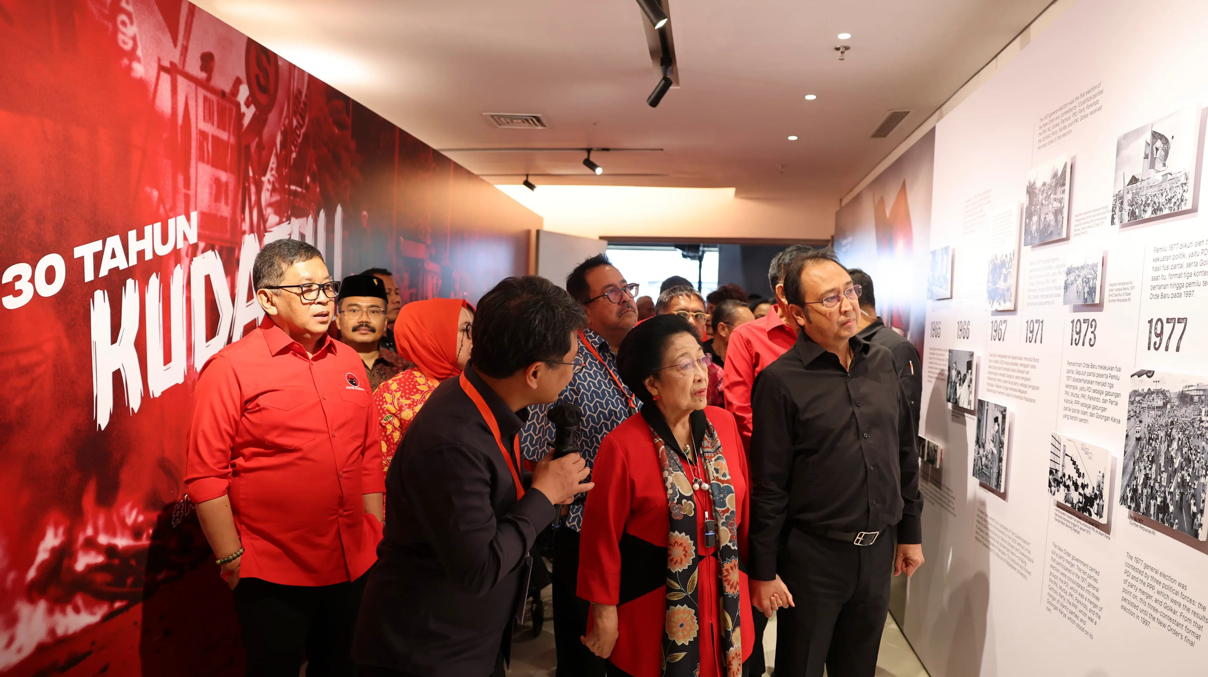 Megawati Hadiri Pameran Foto Refleksi 30 Tahun Kudatuli Di TIM