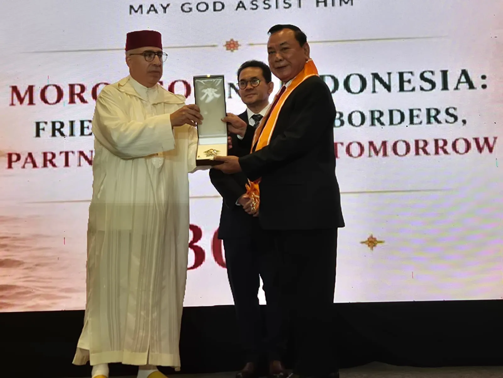Dinilai Banyak Berjasa Saat Menjabat Dubes, Hasrul Azwar Terima Royal Medal Wissam Malaki Dari Raja Maroko