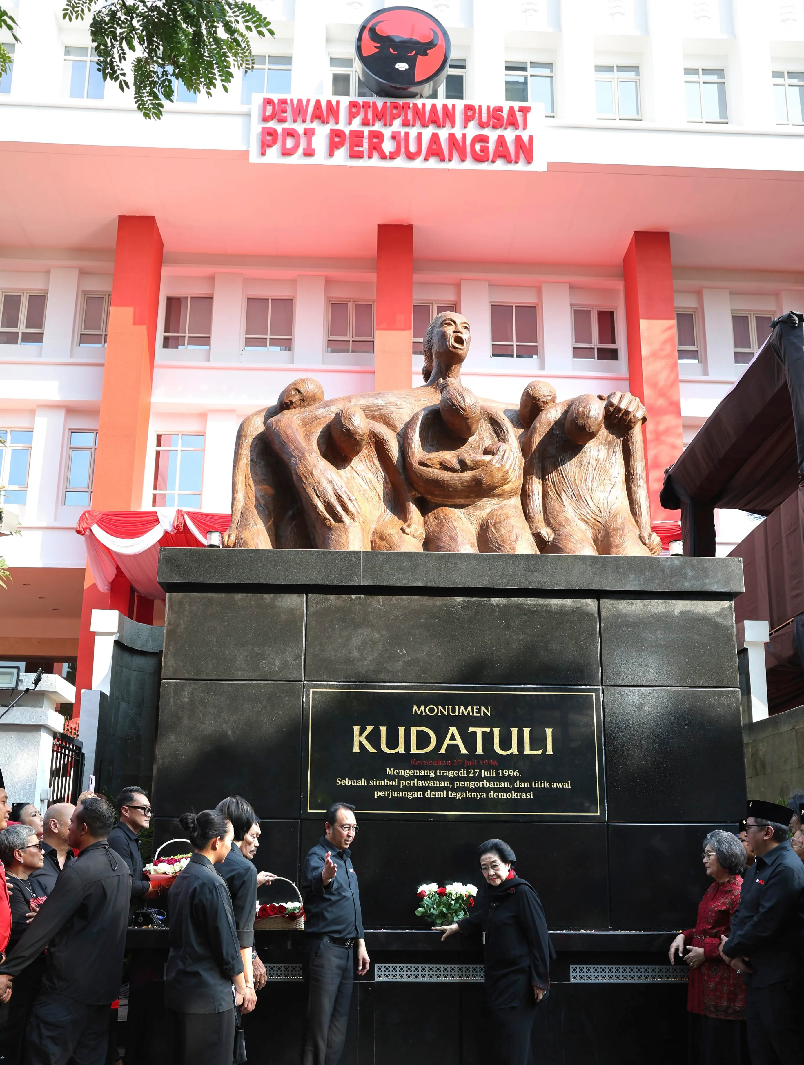 Megawati Resmikan Monumen Kudatuli Di Halaman Kantor DPP PDIP Jalan Diponegoro Jakarta