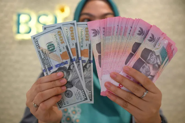 Rupiah Menguat Saat BI Tahan Suku Bunga Acuan, IHSG Tertekan