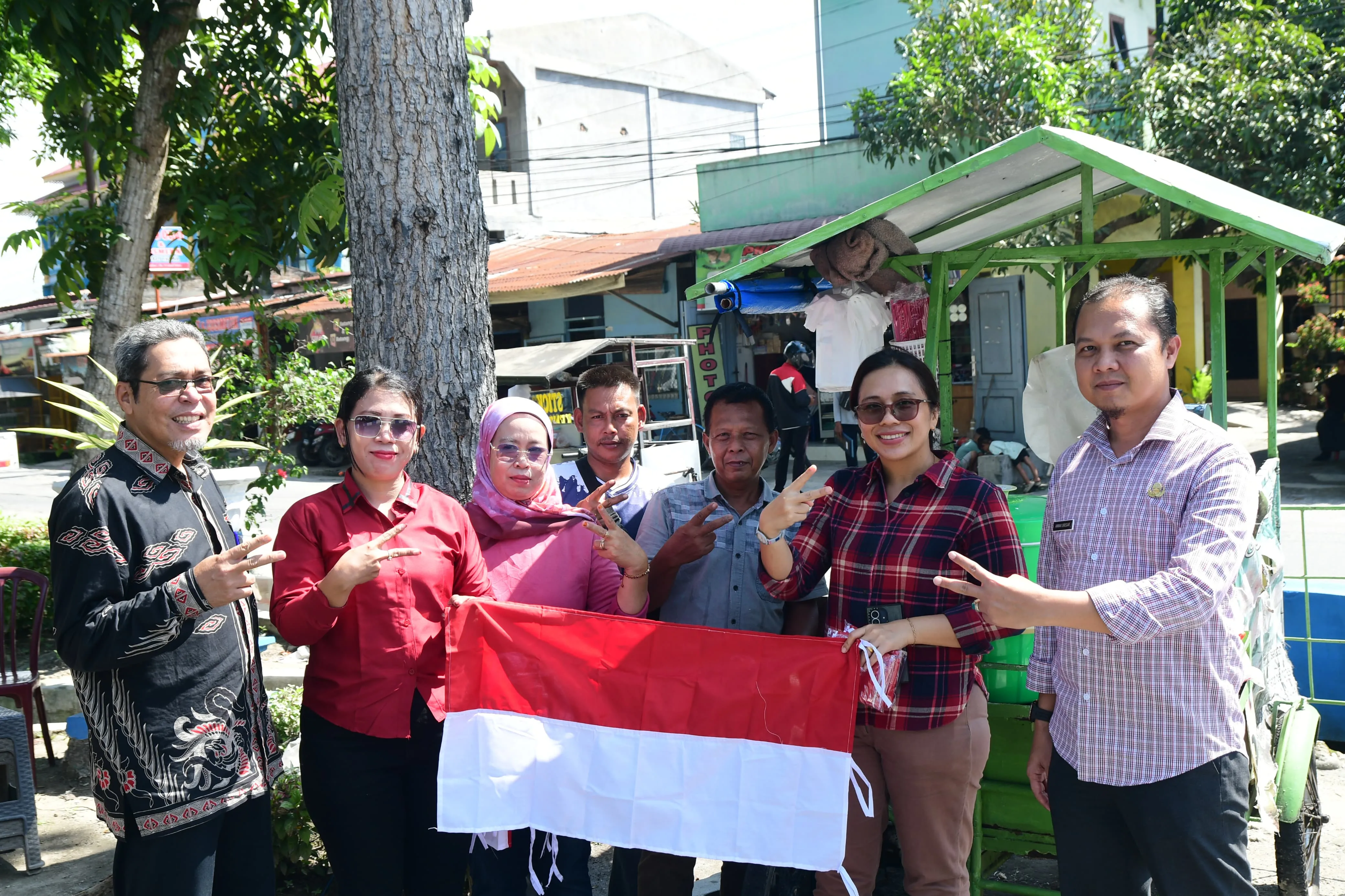 Deliserdang Gerakan Pembagian Bendera Merah Putih kepada Warga