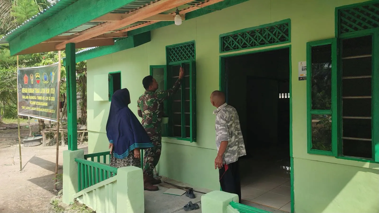 Wajah Bahagia Terpancar dari Pasutri di Desa Kapal Merah, RLTH Itu Berubah Indah Berkat TMMD Ke-129 Kodim 0208/Asahan