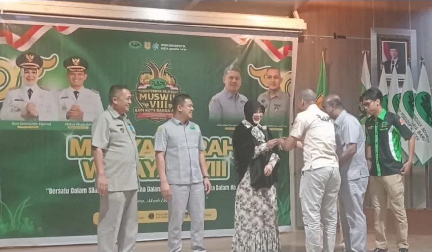 RAPI Nagan Raya Serahkan Batu Giok ke Wali Kota Banda Aceh