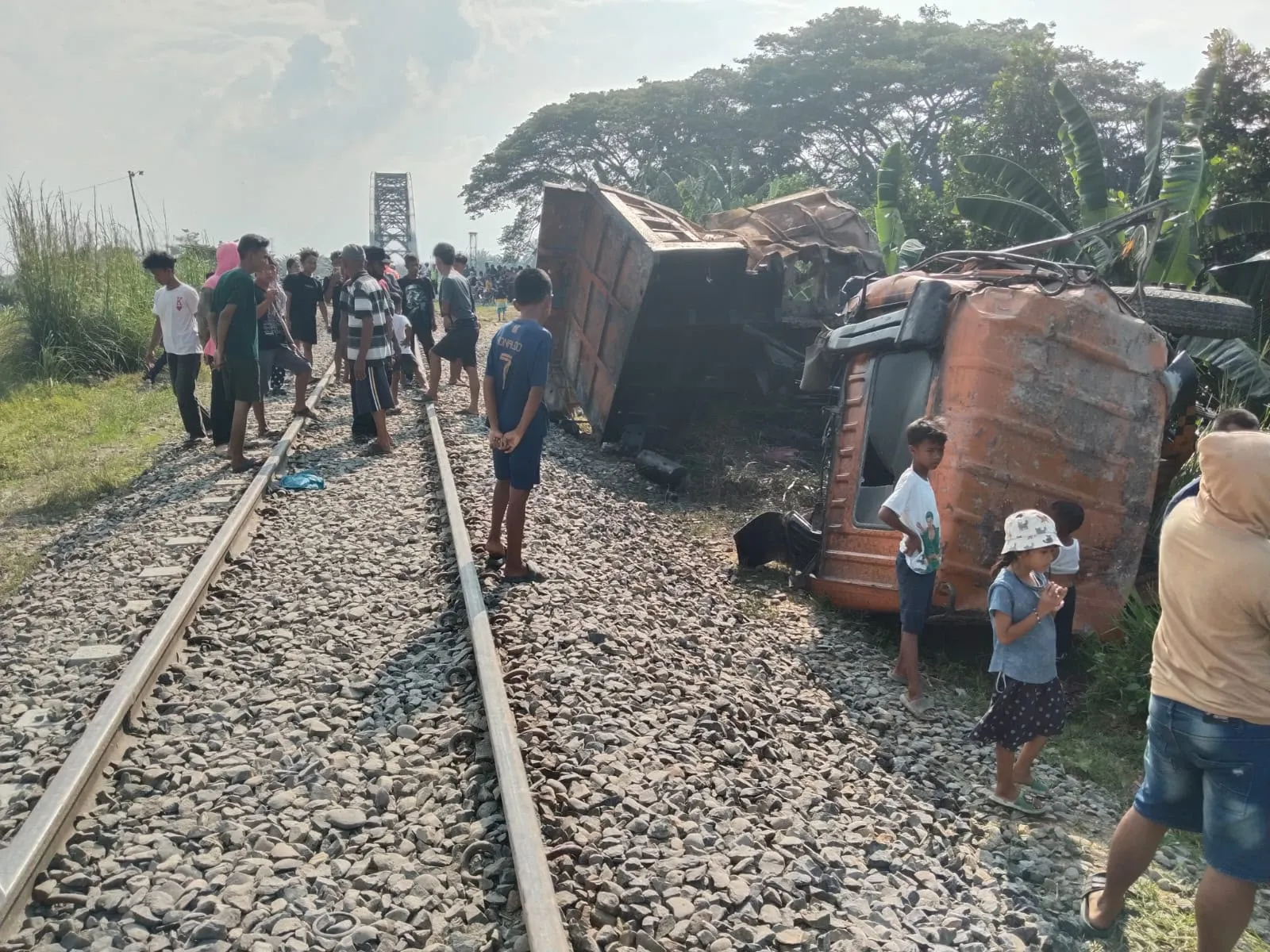 Dump Truk Tertabrak Kereta Api Putri Deli di Perbaungan, Sopir Tewas