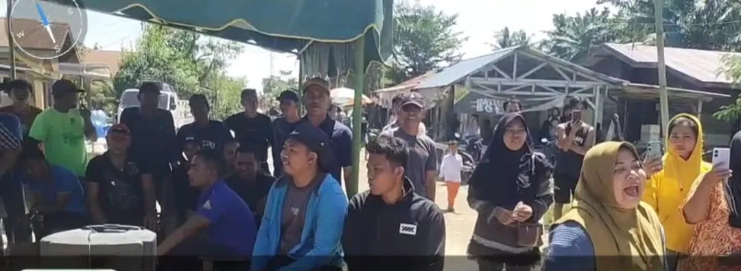 Warga Pematang Cengal Tanjungpura Blokir Jalan, Tuntut Segera Diaspal