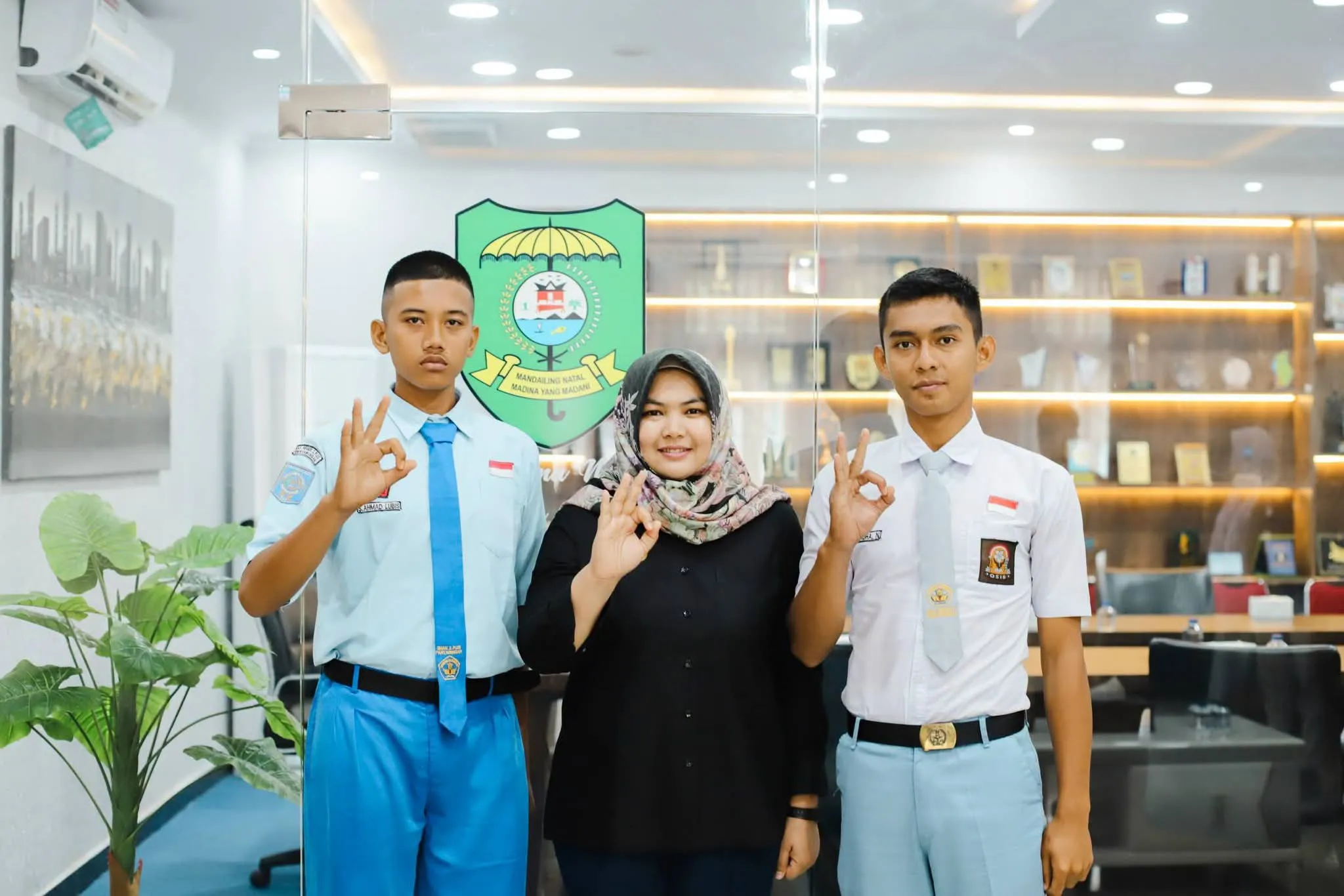 Wakil Bupati Motivasi Dua Paskibraka Sumut Asal Madina