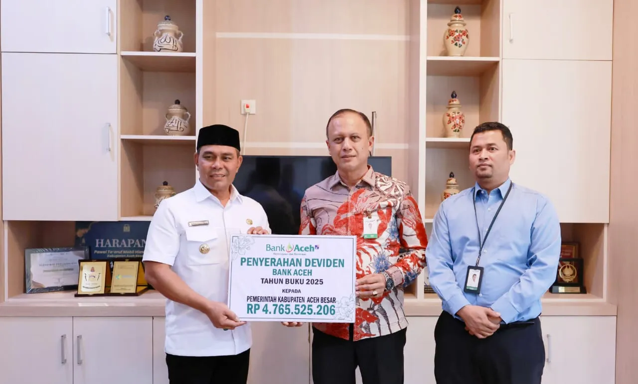Bupati Aceh Besar Terima Dividen Bank Aceh Syariah Rp4,76 Miliar