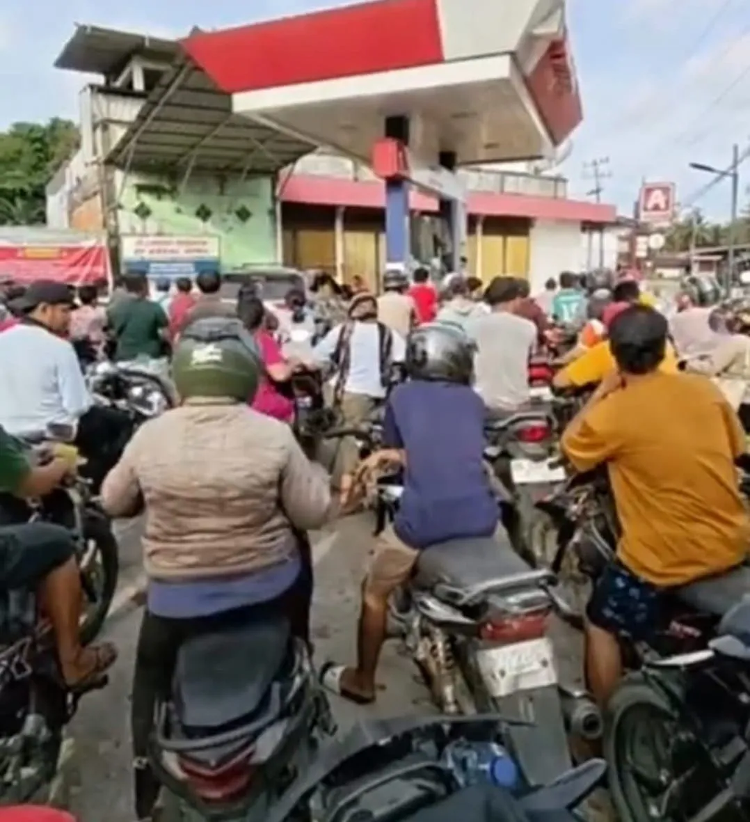 Antrean Panjang BBM di SPBU Kota Telukdalam Terus Berlangsung