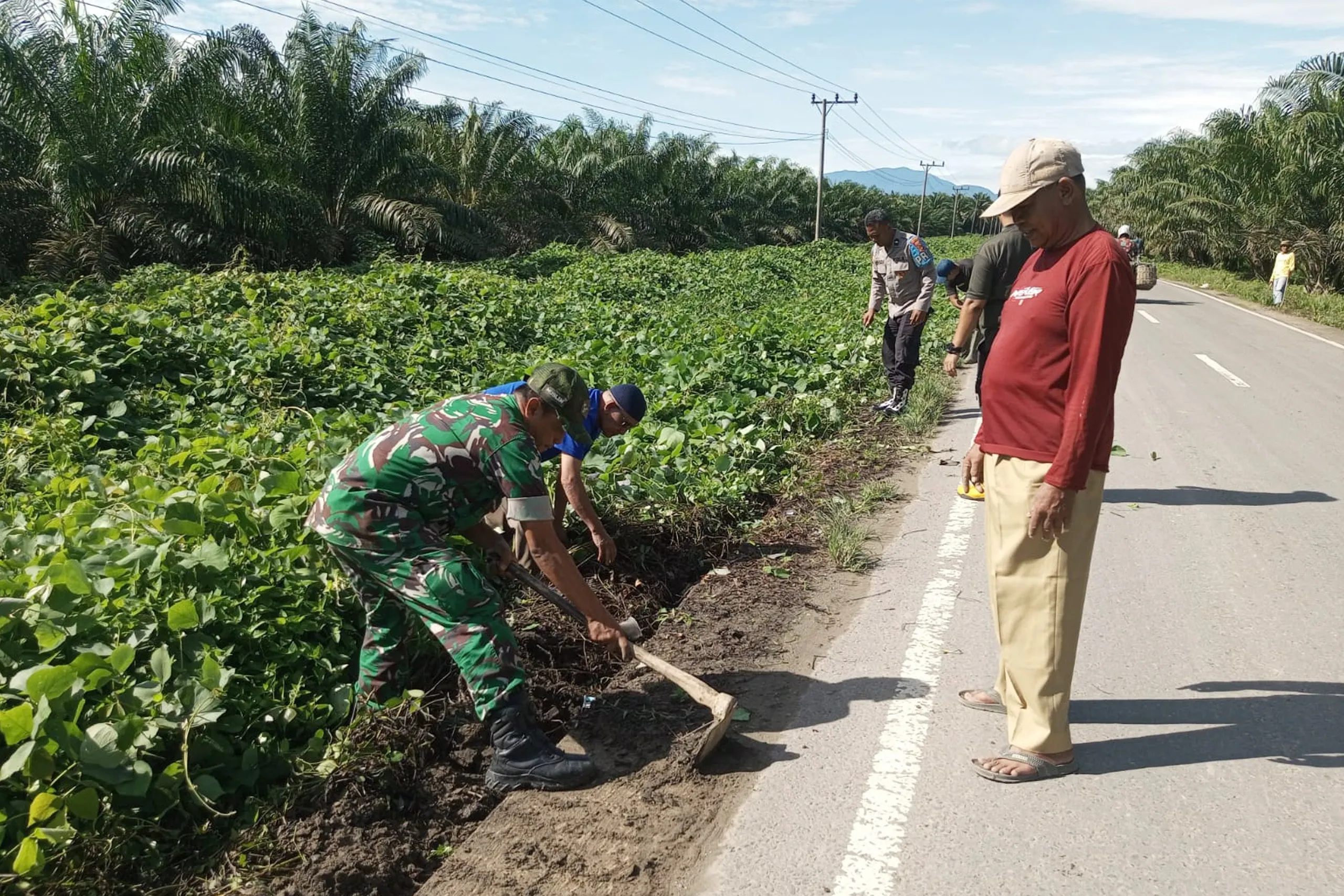 Semangat RI ke-81 di Tapal Batas: Babinsa dan Warga Pedalaman Aceh Utara Kompak Karya Bakti
