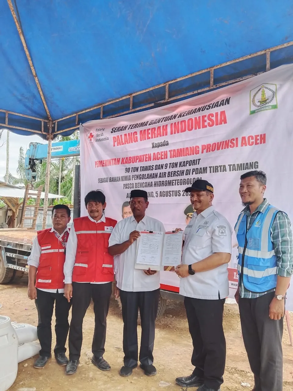 Dukung Pengolahan Air Bersih, PMI Aceh Bantu Tawas Untuk PDAM Tirta Tamiang