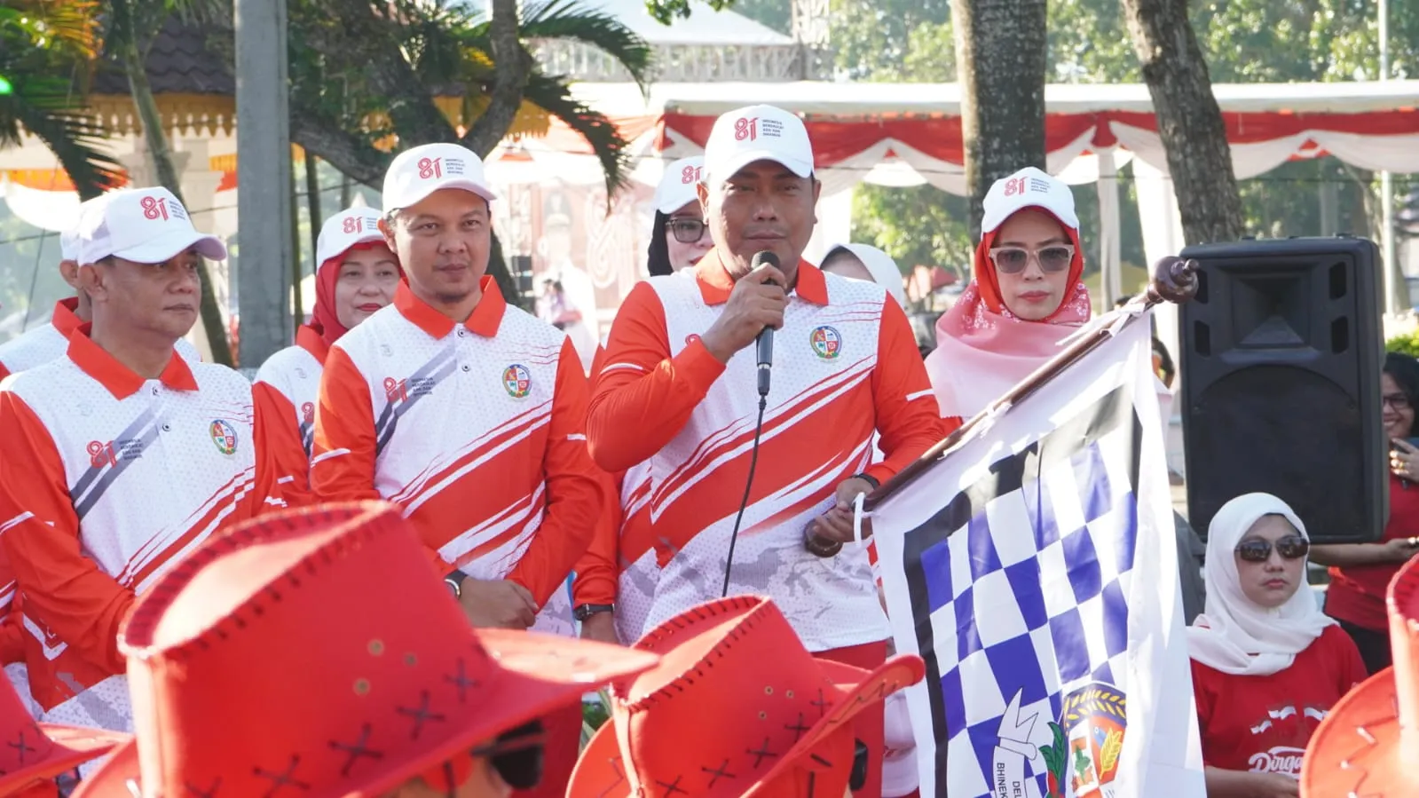 Lom Lom Suwondo Lepas Gerak Jalan Beregu Semarak HUT Ke-81 Kemerdekaan RI