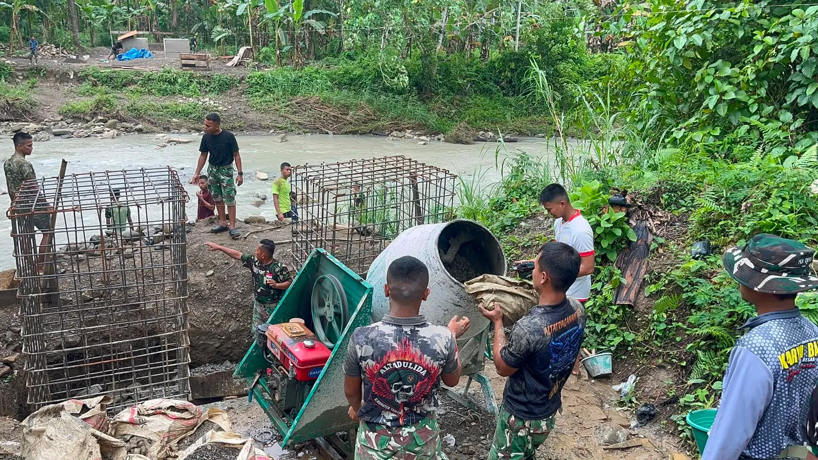 Hubungkan Dua Tepian, TNI Wujudkan Harapan Warga Lewat Jembatan Gantung Sungai Menaula