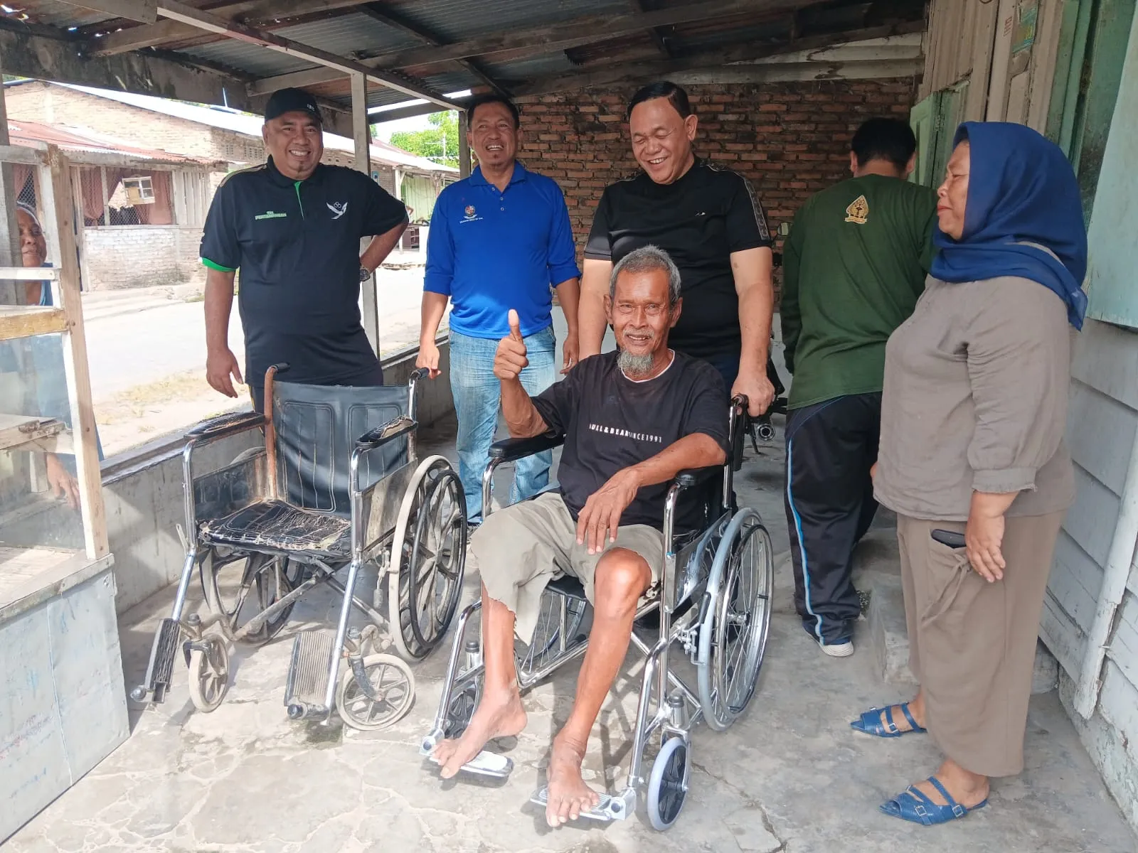 Dahnil Ginting Berikan Kursi Roda Baru ke Warga Tak Mampu di Sampali