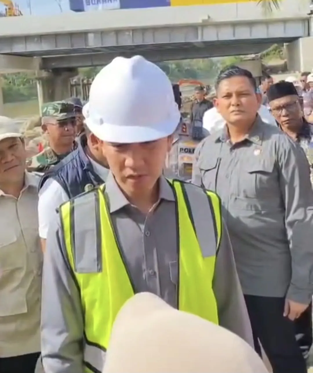 Delapan Bulan Pasca Banjir, Warga Bireuen Keluhkan Belum Terima Jadup di Depan Wakil Presiden