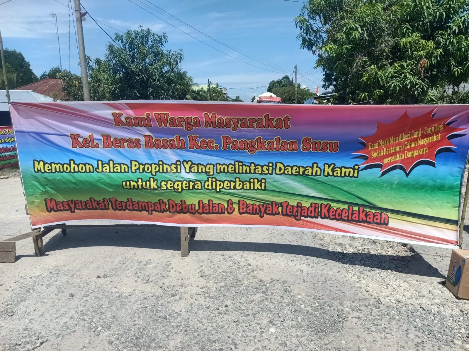 Emak-emak di Pangkalansusu Demo Protes Kerusakan Jalan Provinsi di Beras Basah