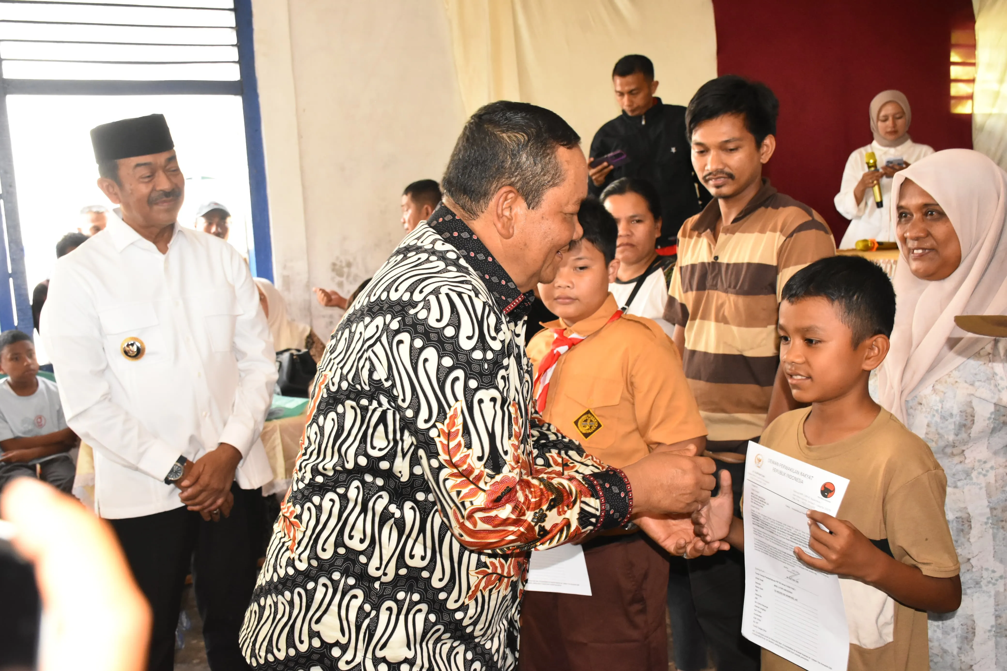 Anggota DPR RI Rapidin Simbolon Salurkan Beasiswa PIP untuk 150 Siswa SD di Mandailing Natal