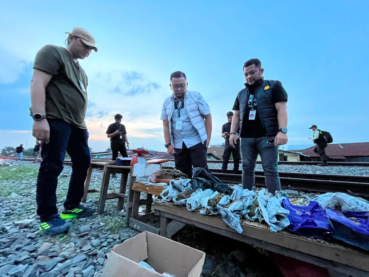 Jadi Sarang Narkoba, Polrestabes Medan Ratakan Bantaran Rel KA Medan-Kualanamu