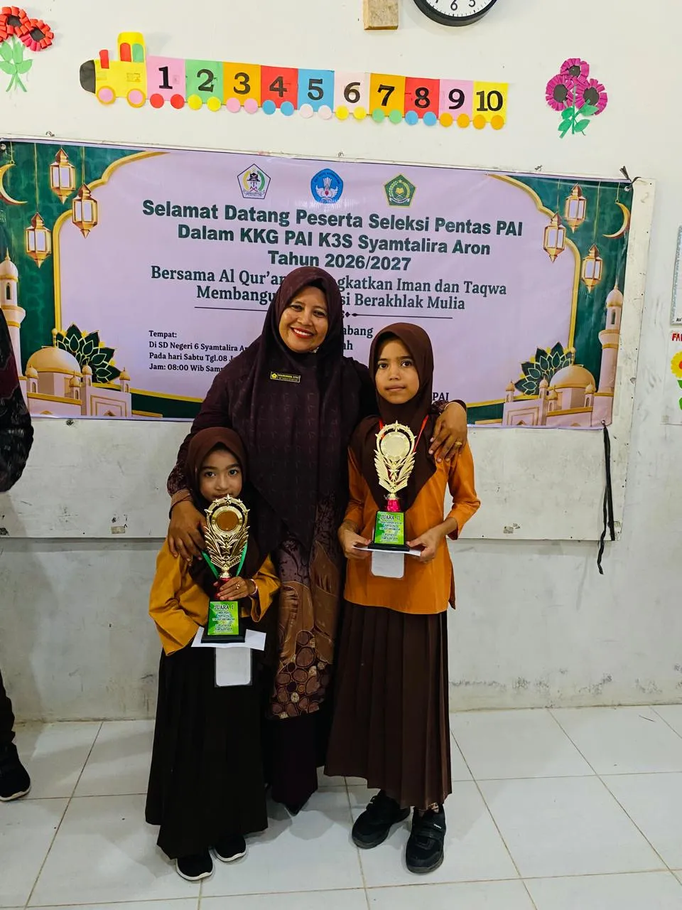 Dari SDN 2 Tanah Pasir ke Panggung Kabupaten: Azlina Myesha Bawa Pesan Berbakti pada Orang Tua