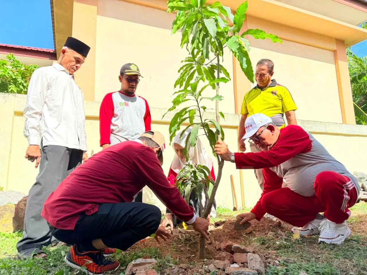 630 Masjid di Aceh Ikuti Geber Mas, ASN Kanwil Bersihkan Masjid Jami’ Lueng Bata