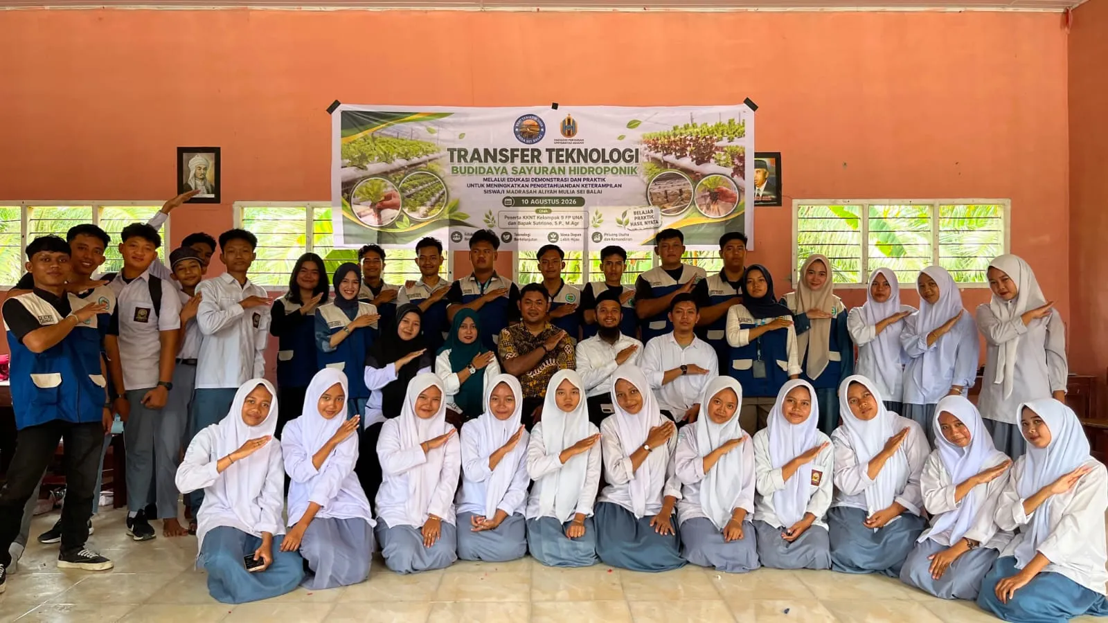 Sulap Lahan Sempit Jadi Kebun Produktif, Mahasiswa KKNT UNA Kenalkan Hidroponik ke Siswa MAS Mulia