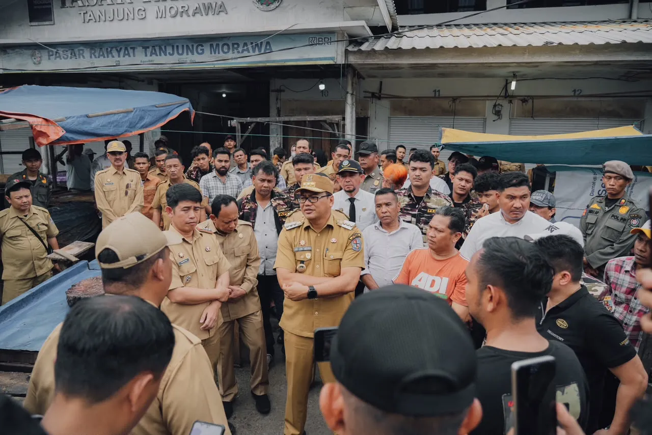 Tinjau Pasar Rakyat Tanjungmorawa, Bupati Kaji Penataan Pedagang di Jalan Perintis Kemerdekaan