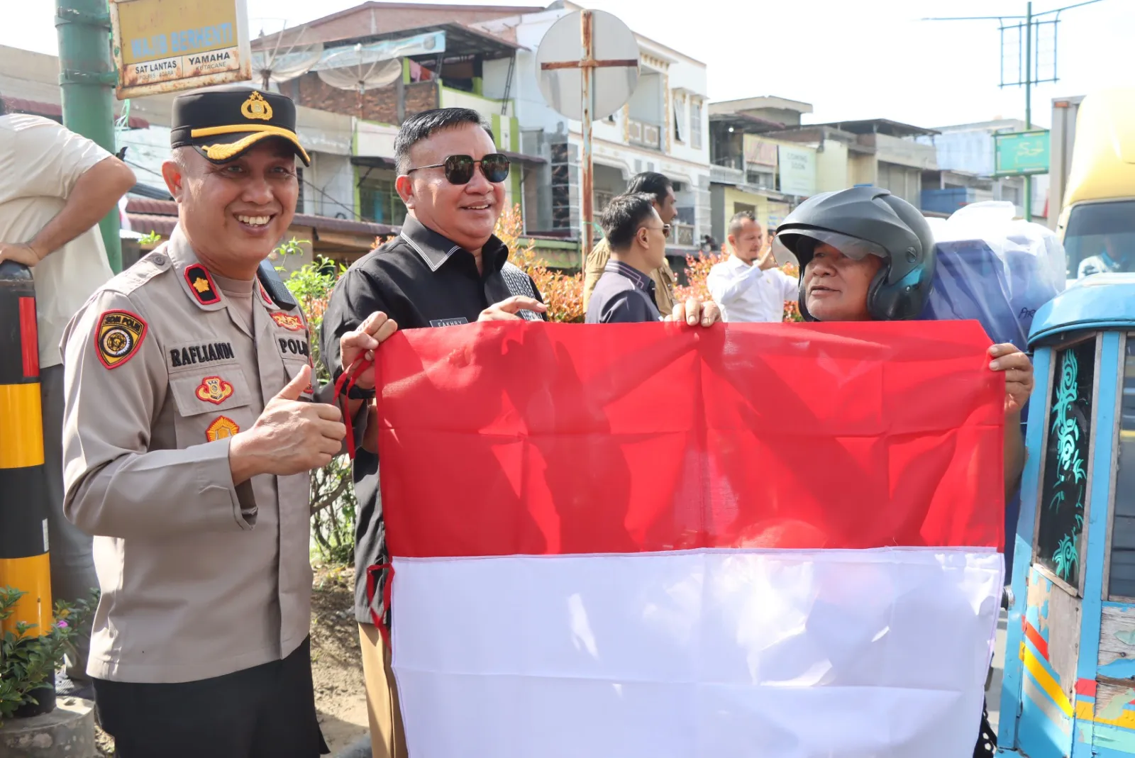 Jelang HUT Ke-81 RI, Bupati Salim Fakhry Bagikan Bendera Merah Putih Gratis