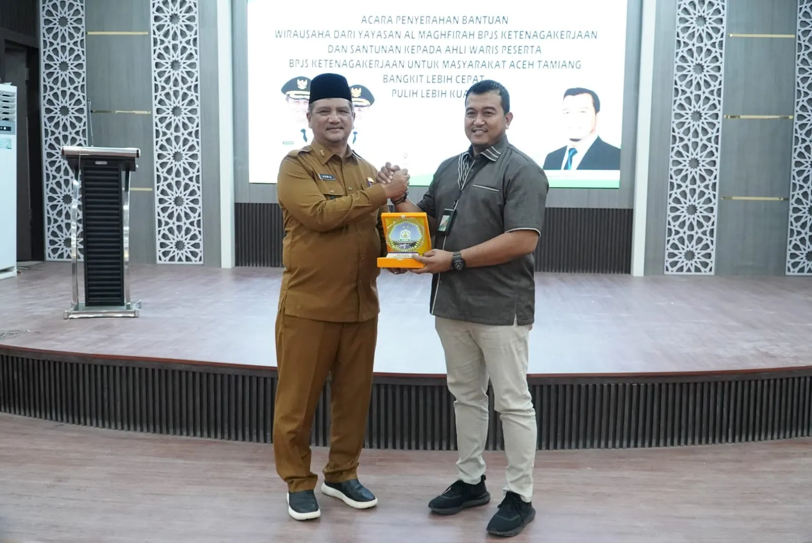 Pemkab Aceh Tamiang Salurkan Bantuan Alat Usaha Untuk Pemulihan Ekonomi