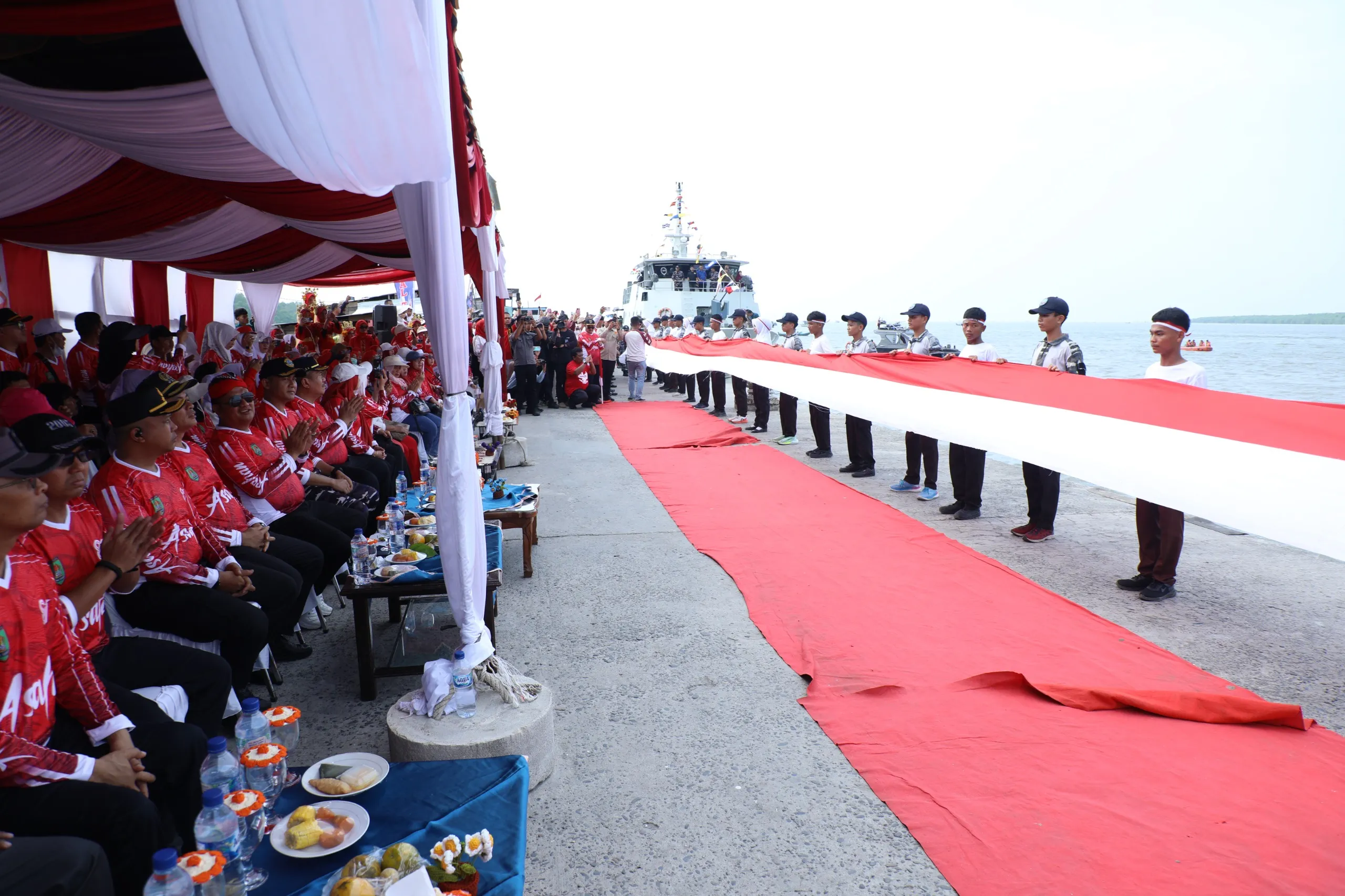 Bupati Asahan Kibarkan Bendera Merah Putih Raksasa di Muara Selat Malaka