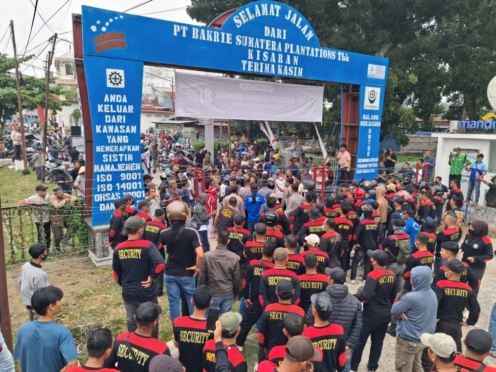 Unjuk Rasa Koptan ke PT BSP Berujung Bentrok, Dua Belah Pihak Mengalami Luka