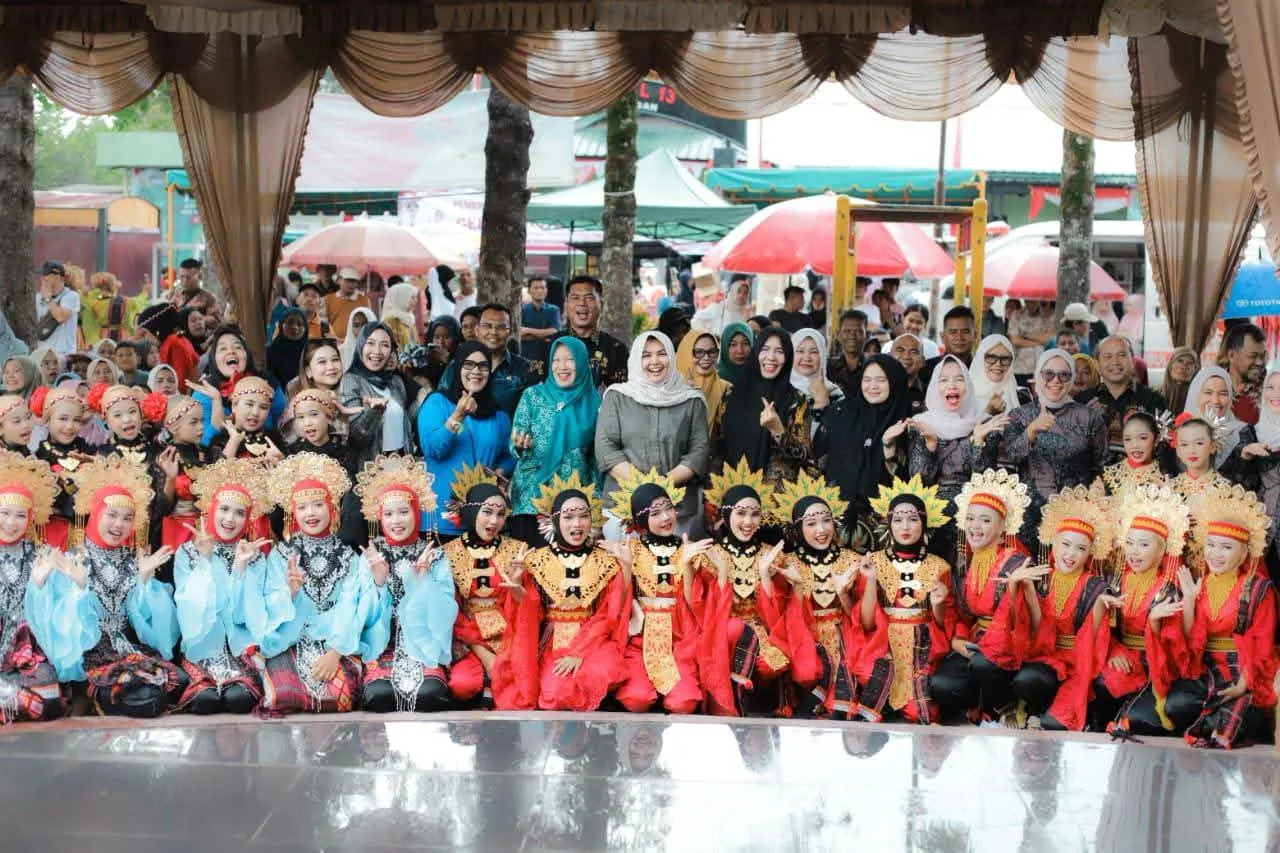 Atika Azmi Larut Dalam Pesona Seni, Senyum Merekah di Tengah Lomba Anak Madina