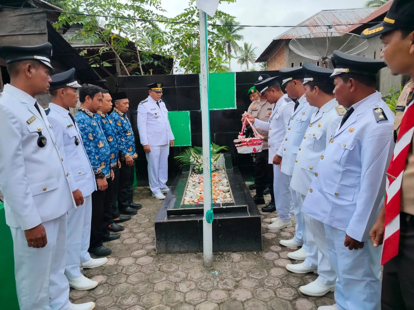 Sambut HUT Ke-81 RI, Camat Bukit Malintang Ziarah dan Tabur Bunga di Makam Pahlawan Hutabangun Jae