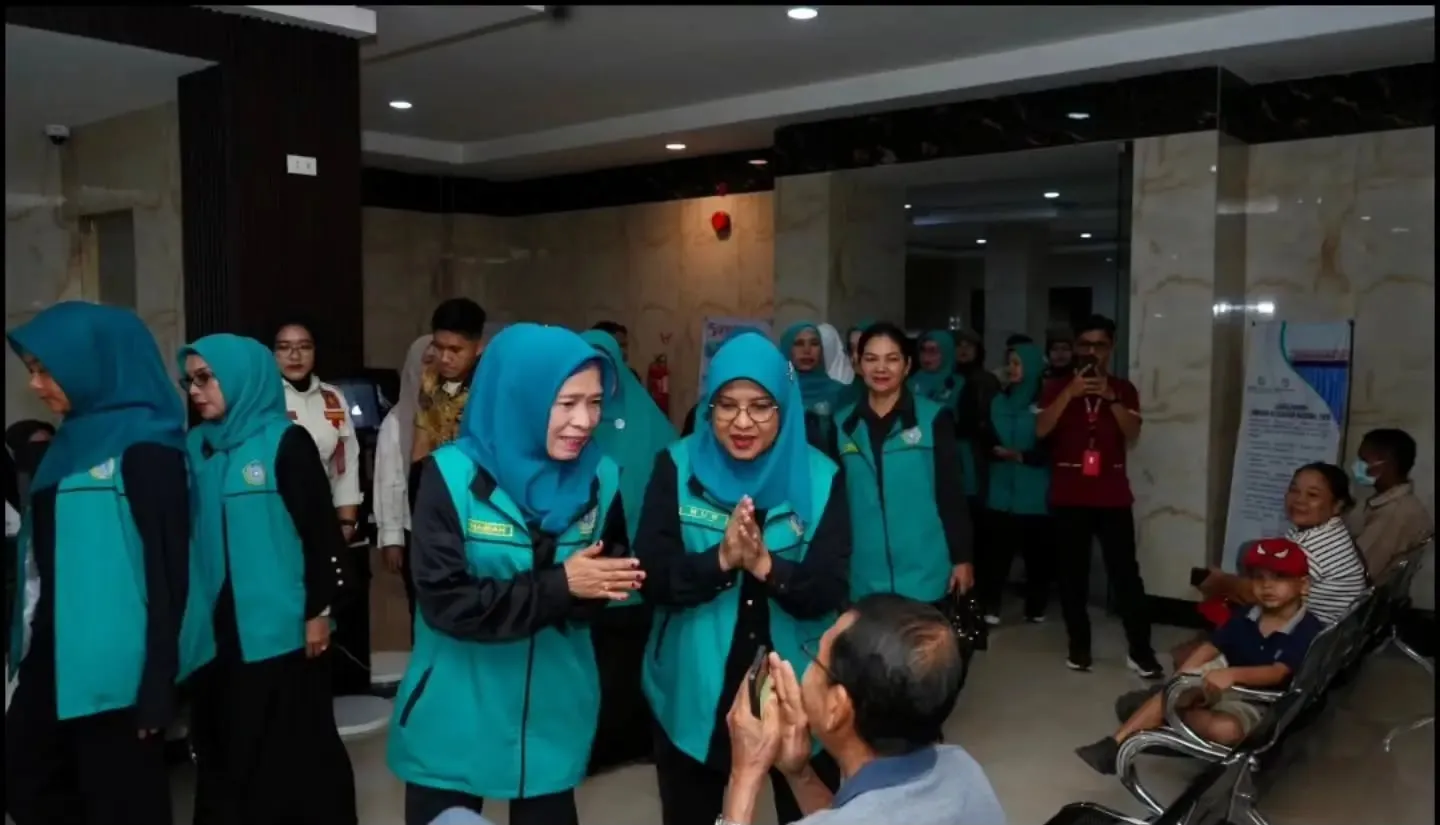 Wujud Kepedulian Kesehatan, Ketua TP PKK Kota Binjai Tinjau Pasien IVA Test di RS Sylvani