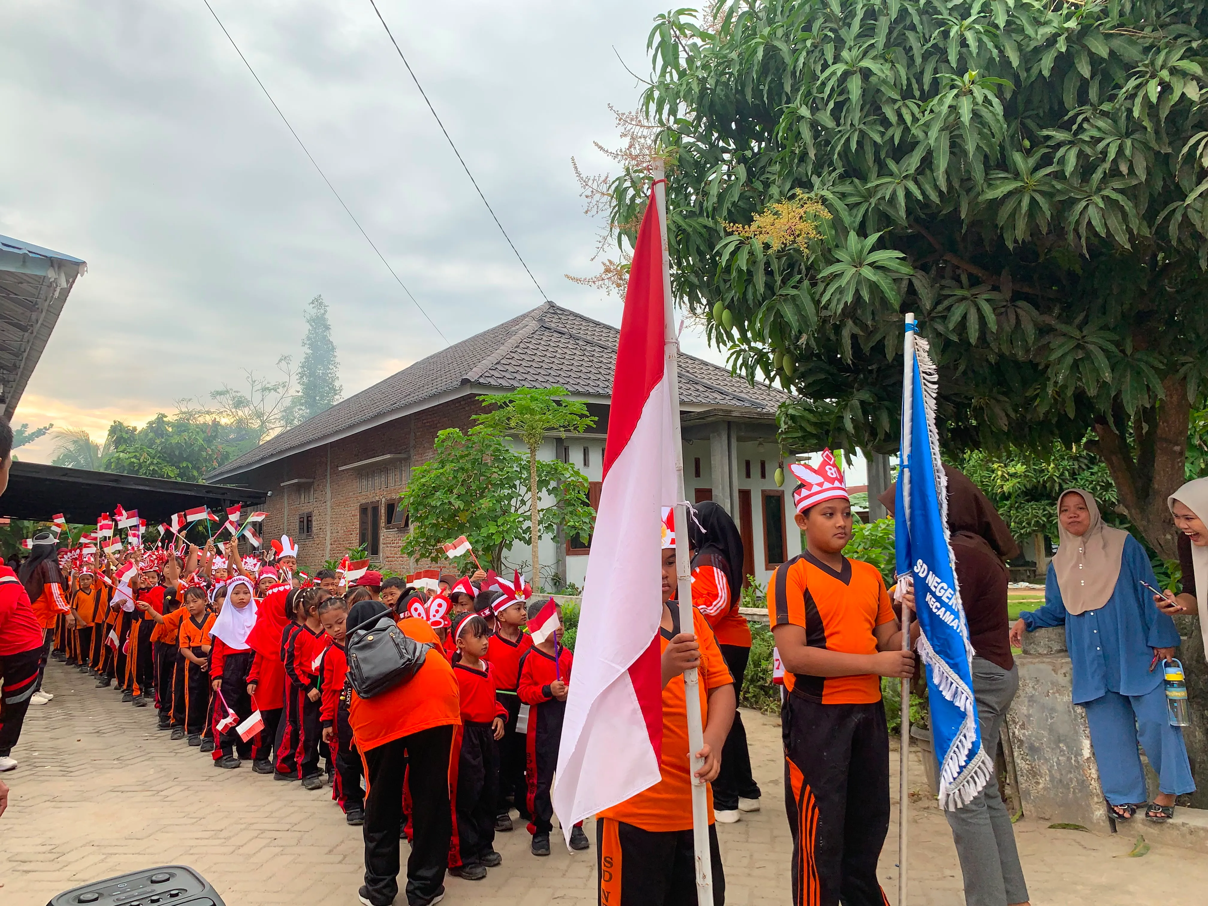 Kades Sidourip dan Kepala SDN 105347 Lepas Jalan Santai HUT RI ke-81