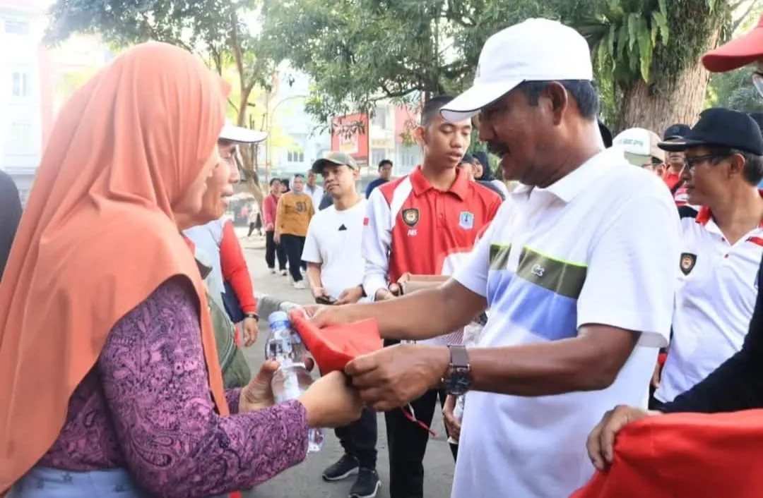 Pemko Binjai Bagikan Bendera Merah Putih, Perkuat Semangat Nasionalisme Masyarakat