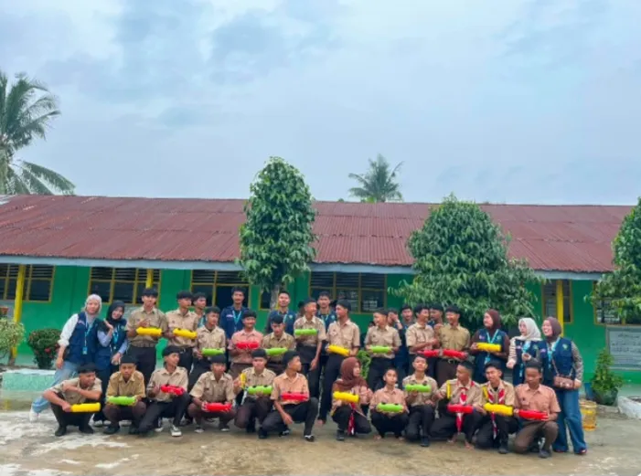 Sulap Botol Bekas Jadi Kebun Mini, Mahasiswa KKNT UNA Ajarkan Hidroponik kepada Siswa MAS Darul Ikhlas