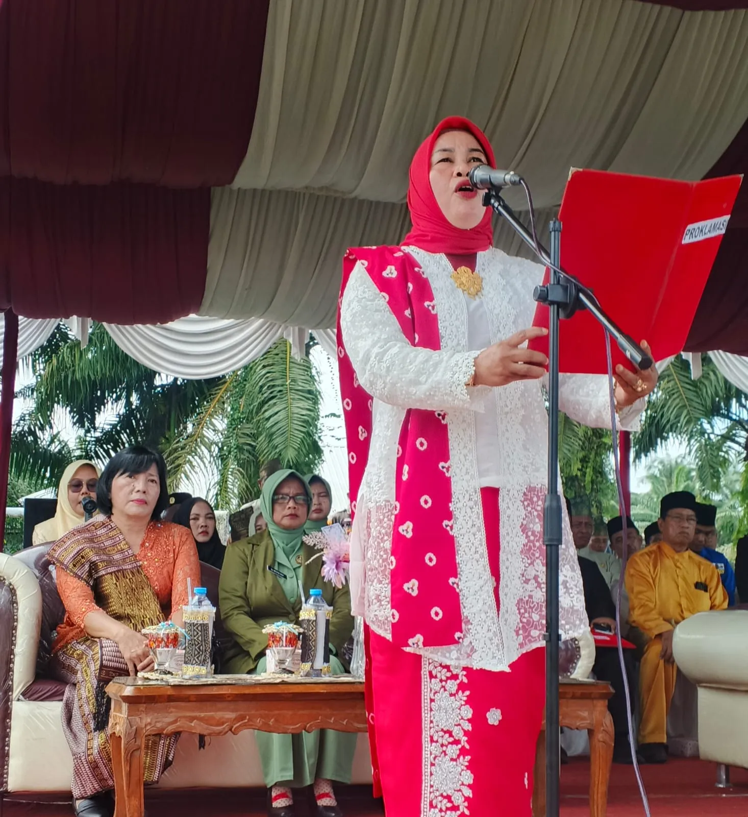 Juriah, Anggota DPRD Langkat Membacakan Teks Proklamasi pada Upcara HUT ke-81 RI di Besitang