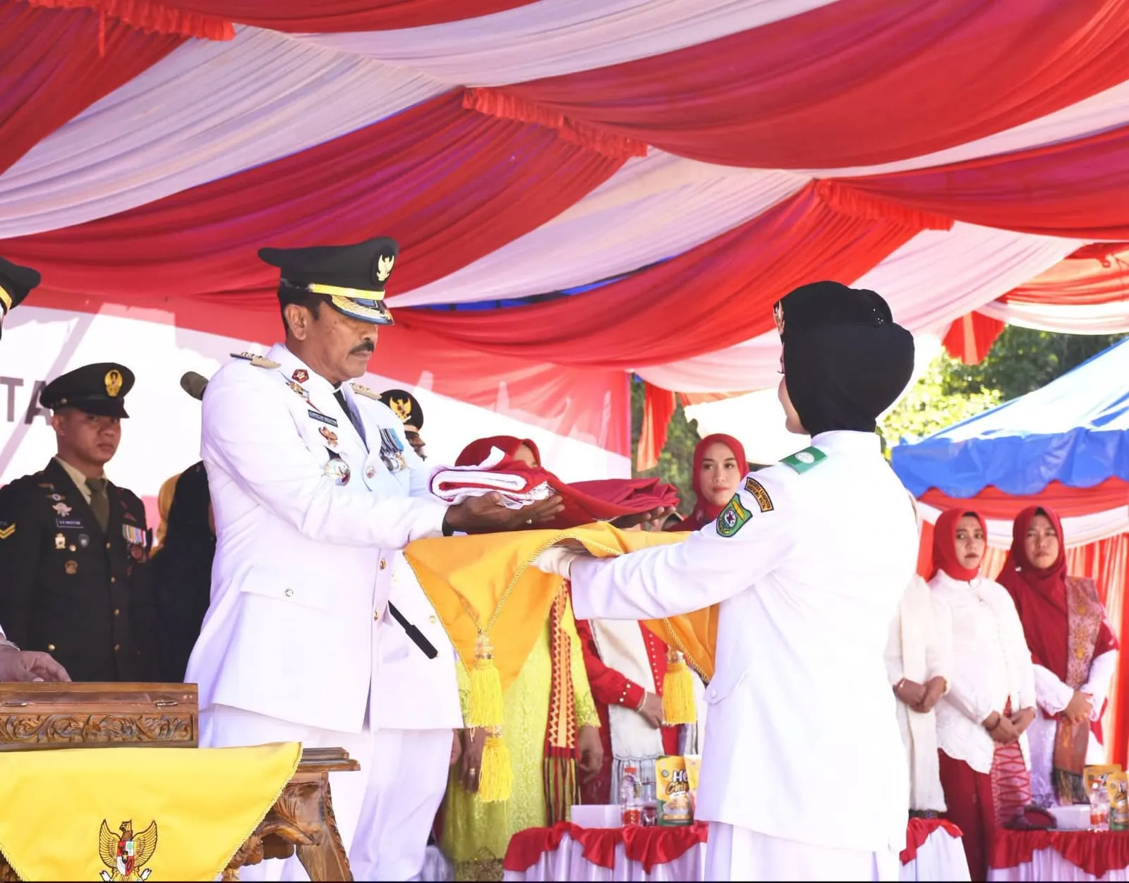 Bupati Saipullah Pimpin Upacara HUT Ke-81 RI di Taman Raja Batu