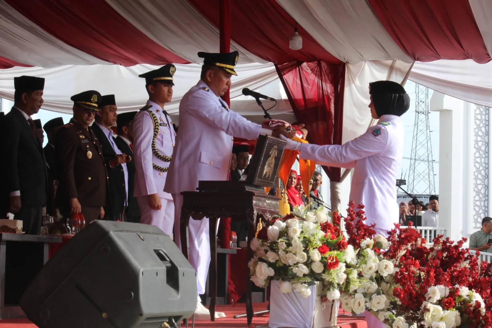 Momen Penuh Khidmat, Kayla Yasira Menerima Baki Sang Saka Merah Putih dari Bupati Pidie Jaya