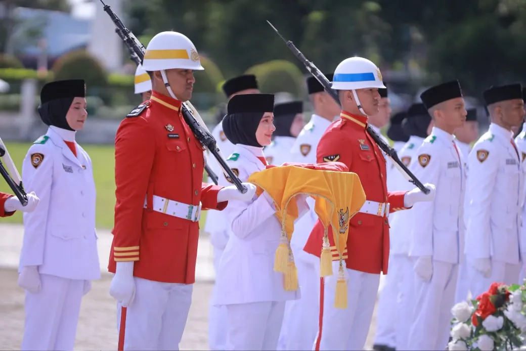 Cut Nadhifa Alisha, Siswi SMA Negeri 1 Kota Jantho Dipercaya Membawa Baki Bendera Merah Putih