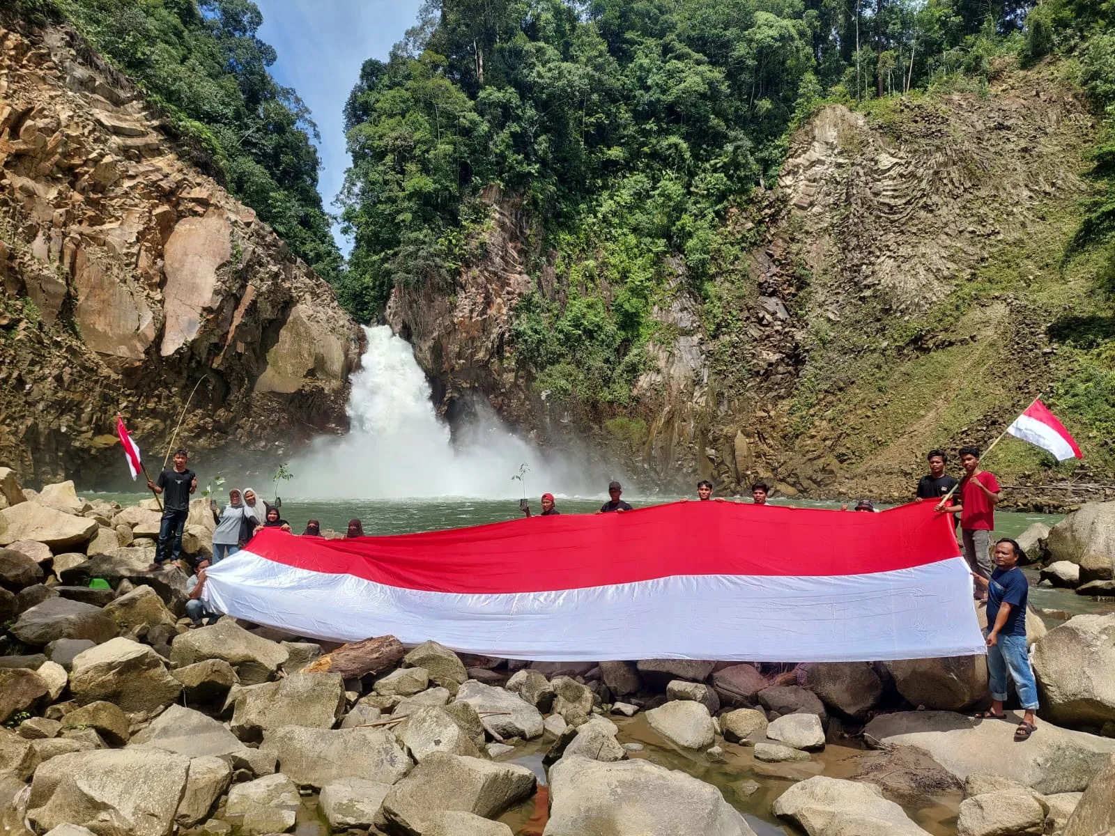 Komunitas LKJ Kibarkan Merah Putih dan Tanam Pohon di Area Air Terjun Kedabuhan Jontor