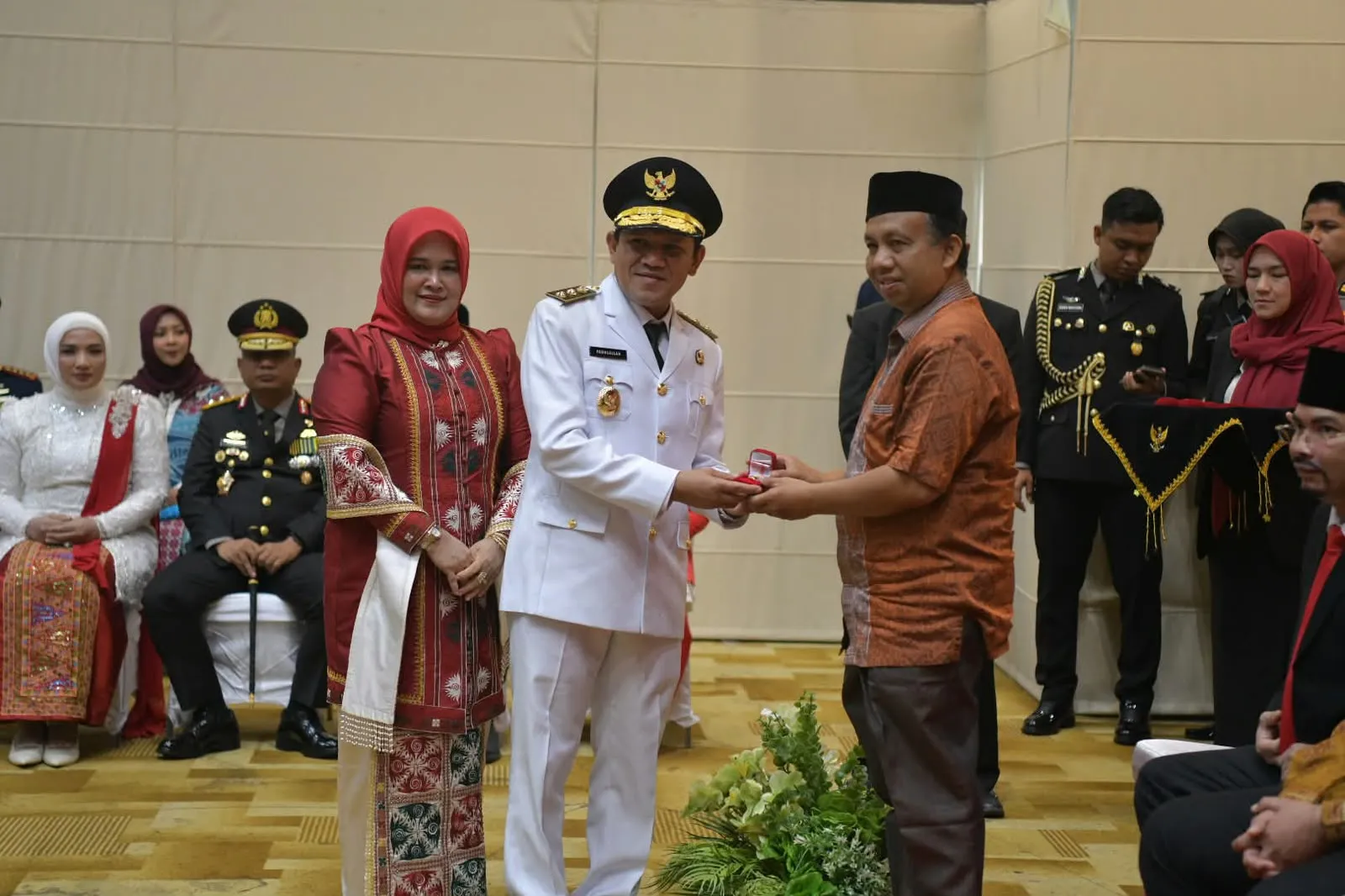 Pemprov Aceh Serahkan Cenderamata kepada Keluarga Pahlawan dan Veteran