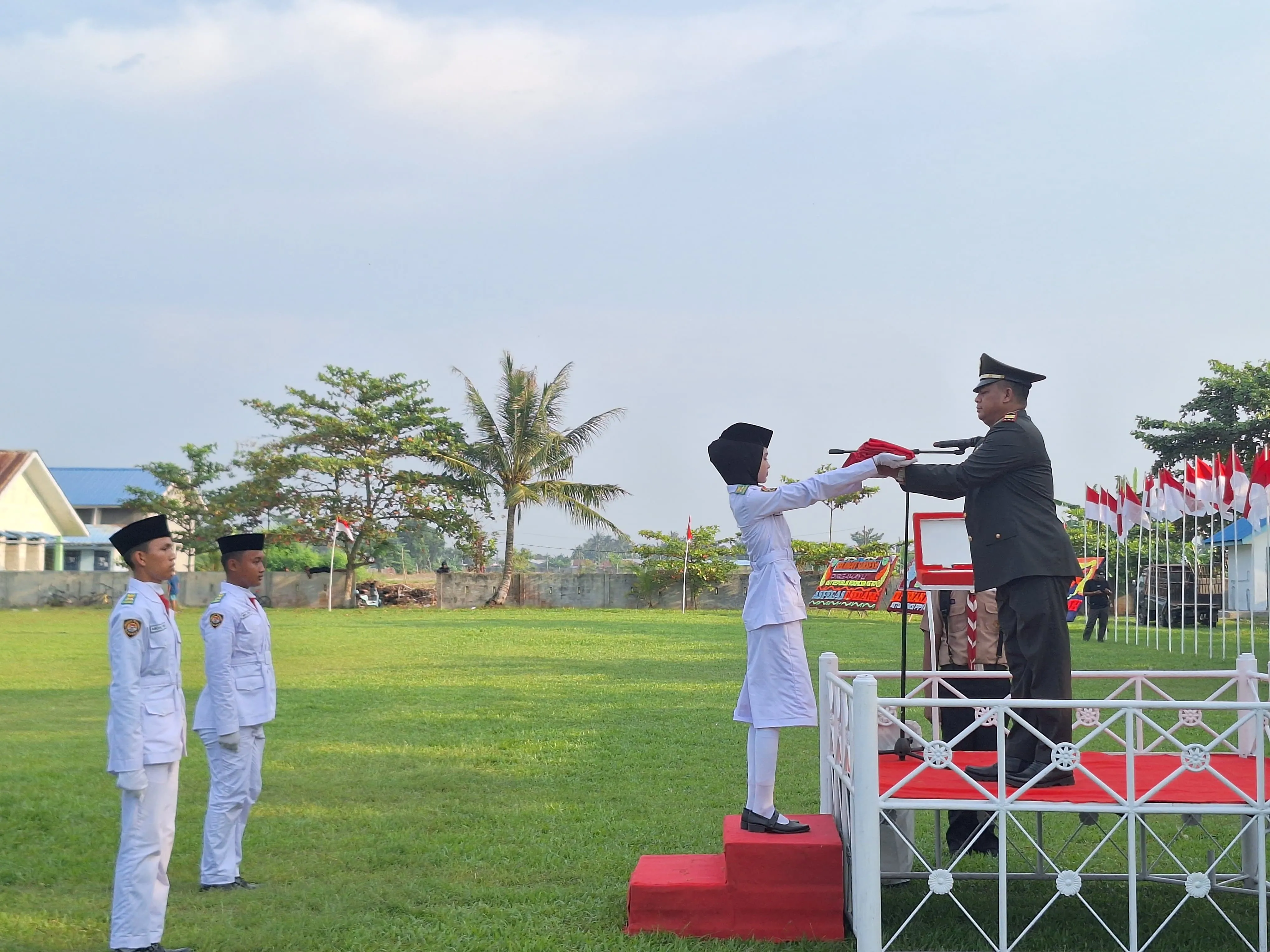 Danramil 23 BRG Irup Penurunan Bendera HUT ke-81 RI di Pantai Labu
