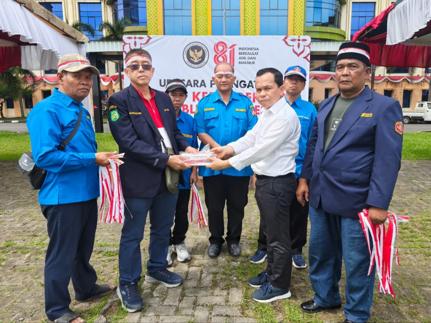 Karang Taruna Medan Maimun dan Toko Acai Jaya Berbagi Pernak-pernik Merah Putih di HUT ke-81 RI
